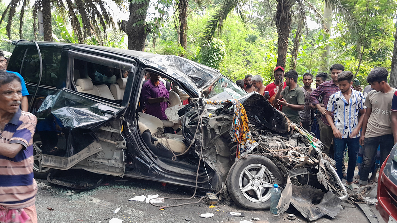 ঢাকা-বরিশাল মহাসড়কে বাস-মাইক্রোবাসের সংঘর্ষ, শিশুসহ আহত ১০