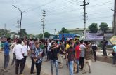 বকেয়া বেতনের দাবিতে সাভারে সড়ক অবরোধ