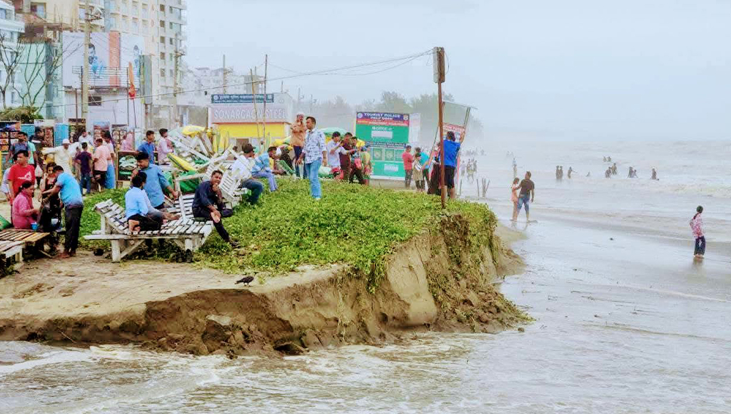 নিম্নচাপের প্রভাবে কক্সবাজার সৈকতে ভাঙন