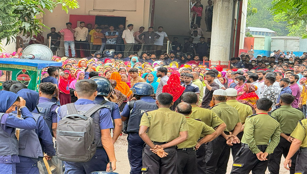 কালিয়াকৈরে ছাটাই শ্রমিকদের পূর্ণবহালের দাবিতে বিক্ষোভ
