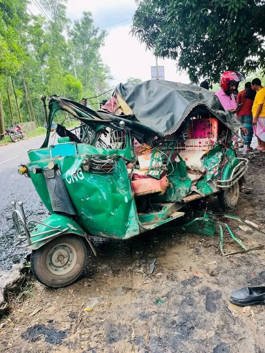 গাজীপুরে কাভার্ডভ্যানের ধাক্কায় একই পরিবারের ৩ জনসহ ৫ জনের মর্মান্তিক মৃতু