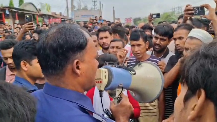 শ্রীপুরে ১০ দফা দাবীতে আরএকে সিরামিক কারখানার শ্রমিকদের মহাসড়ক অবরোধ