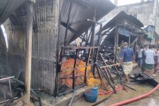 গাজীপুরে কাঁচাবাজারে ভয়াবহ আগুন