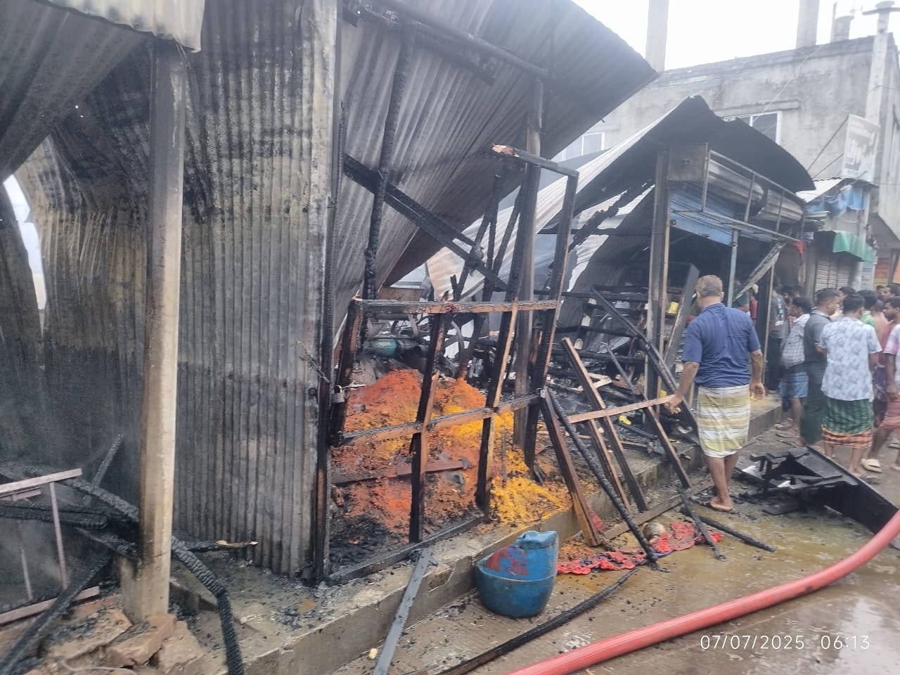 গাজীপুরে কাঁচাবাজারে ভয়াবহ আগুন