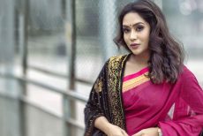 ক্ষমতার কাছে গেলে অনেকের মুখোশ বদলে যায়: অভিনেত্রী মম